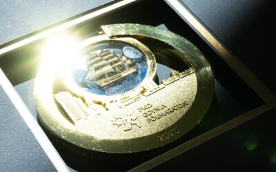 Gdynia is in the final stage of preparation for a special race celebrating the city’s 100th anniversary – the PKO Gdynia Half Marathon. Structures have already been set up on the beach – this is the finish zone.